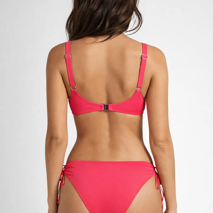 Biustonosz kąpielowy Coral 20006 marki MEDIOLANO to elegancka i funkcjonalna góra od bikini, która doskonale podkreśla kobiecą sylwetkę. Intensywny, koralowy kolor przyciąga uwagę i pięknie eksponuje opaleniznę, nadając stylizacji świeżości i letniego charakteru.
Konstrukcja typu full cup zapewnia pełne podtrzymanie biustu oraz komfort noszenia nawet przez cały dzień. Model zapinany na plecach gwarantuje stabilność i idealne dopasowanie, a regulowane ramiączka umożliwiają indywidualne ustawienie. Wykonany z wysokiej jakości mikrofibry biustonosz jest miękki, elastyczny i odporny na działanie chloru oraz promieni UV.
To doskonały wybór dla kobiet poszukujących połączenia stylu, wygody i niezawodnego wsparcia na plaży lub basenie.
 
 
Skład surowcowy: 80% Poliamid, 20% Elastan