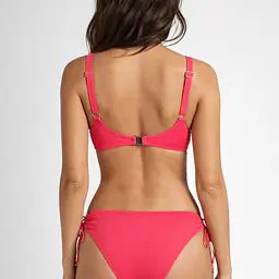 Biustonosz kąpielowy Coral 20006 marki MEDIOLANO to elegancka i funkcjonalna góra od bikini, która doskonale podkreśla kobiecą sylwetkę. Intensywny, koralowy kolor przyciąga uwagę i pięknie eksponuje opaleniznę, nadając stylizacji świeżości i letniego charakteru.
Konstrukcja typu full cup zapewnia pełne podtrzymanie biustu oraz komfort noszenia nawet przez cały dzień. Model zapinany na plecach gwarantuje stabilność i idealne dopasowanie, a regulowane ramiączka umożliwiają indywidualne ustawienie. Wykonany z wysokiej jakości mikrofibry biustonosz jest miękki, elastyczny i odporny na działanie chloru oraz promieni UV.
To doskonały wybór dla kobiet poszukujących połączenia stylu, wygody i niezawodnego wsparcia na plaży lub basenie.
 
 
Skład surowcowy: 80% Poliamid, 20% Elastan