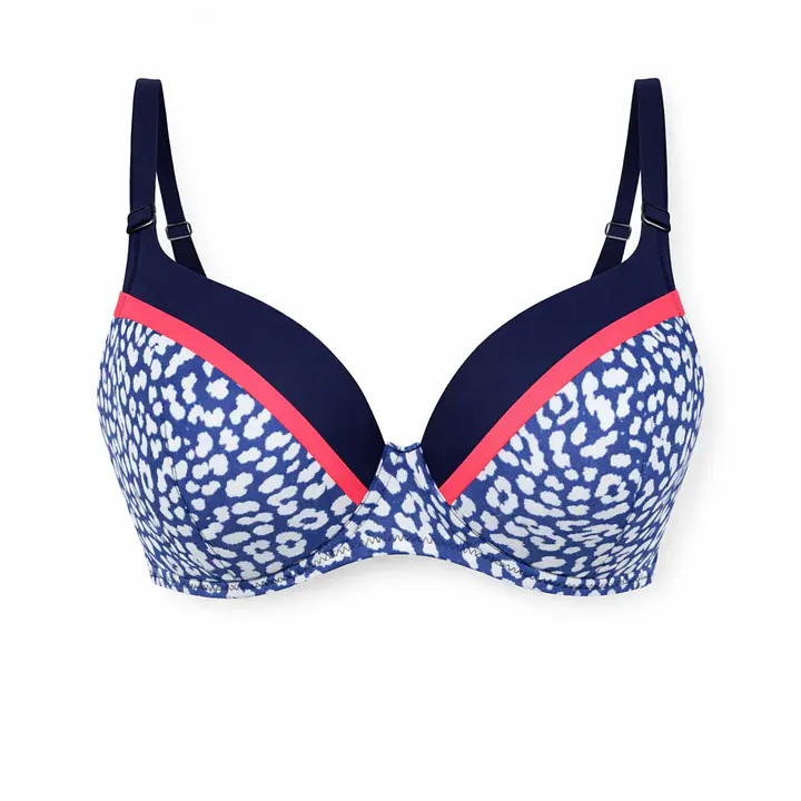 Biustonosz kąpielowy Blue Panther 20007 od renomowanej marki Mediolano to idealne połączenie elegancji, wygody i nowoczesnego designu. Model typu full cup doskonale podtrzymuje i modeluje biust, zapewniając maksymalny komfort zarówno podczas plażowania, jak i aktywności w wodzie. Wyjątkowy wzór inspirowany panterką w odcieniach granatu z kontrastującym czerwonym akcentem dodaje stylu i przyciąga uwagę.
Wykonany z wysokiej jakości mieszanki poliamidu i elastanu, biustonosz gwarantuje idealne dopasowanie do sylwetki oraz odporność na działanie słońca i wody. Regulowane ramiączka z mikrofibry oraz wygodne zapięcie na plecach umożliwiają indywidualne dopasowanie, zapewniając stabilność i komfort przez cały dzień.
To doskonały wybór dla kobiet, które szukają stylowego i funkcjonalnego elementu stroju kąpielowego, podkreślającego kobiece kształty.
Skład: 80% Poliamid, 20% Elastan