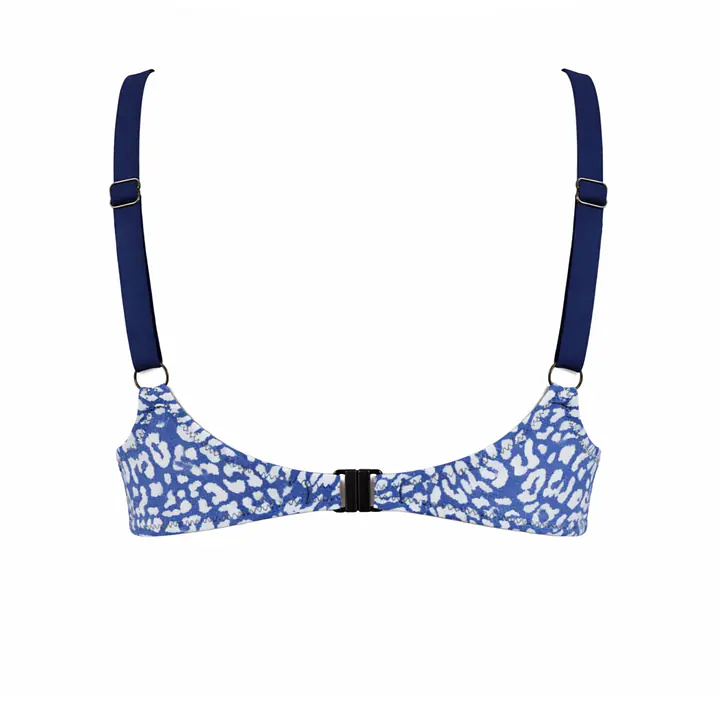 Biustonosz kąpielowy Blue Panther 20007 od renomowanej marki Mediolano to idealne połączenie elegancji, wygody i nowoczesnego designu. Model typu full cup doskonale podtrzymuje i modeluje biust, zapewniając maksymalny komfort zarówno podczas plażowania, jak i aktywności w wodzie. Wyjątkowy wzór inspirowany panterką w odcieniach granatu z kontrastującym czerwonym akcentem dodaje stylu i przyciąga uwagę.
Wykonany z wysokiej jakości mieszanki poliamidu i elastanu, biustonosz gwarantuje idealne dopasowanie do sylwetki oraz odporność na działanie słońca i wody. Regulowane ramiączka z mikrofibry oraz wygodne zapięcie na plecach umożliwiają indywidualne dopasowanie, zapewniając stabilność i komfort przez cały dzień.
To doskonały wybór dla kobiet, które szukają stylowego i funkcjonalnego elementu stroju kąpielowego, podkreślającego kobiece kształty.
Skład: 80% Poliamid, 20% Elastan