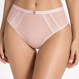 Figi Omena to wyjątkowa propozycja dla kobiet ceniących elegancję, komfort i subtelną zmysłowość. Model wykonany jest z miękkiego, przyjemnego dla skóry materiału, który doskonale dopasowuje się do sylwetki i zapewnia wygodę przez cały dzień.
Boki majtek zostały ozdobione transparentnymi panelami z delikatnej siateczki, które nadają całości lekkości oraz kobiecego charakteru. Centralny element z przodu uzupełnia niewielki ozdobny detal, podkreślający elegancki design modelu.
Pudrowy, cielisty odcień sprawia, że figi są niezwykle uniwersalne i idealnie sprawdzą się zarówno na co dzień, jak i jako element bardziej zmysłowego kompletu bielizny. Klasyczny krój zapewnia wygodne dopasowanie i pięknie podkreśla linię bioder.
85% Poliamid, 10% Elastan, 5% Poliester
To doskonały wybór dla kobiet, które szukają bielizny łączącej wygodę, estetykę i subtelną elegancję.
 