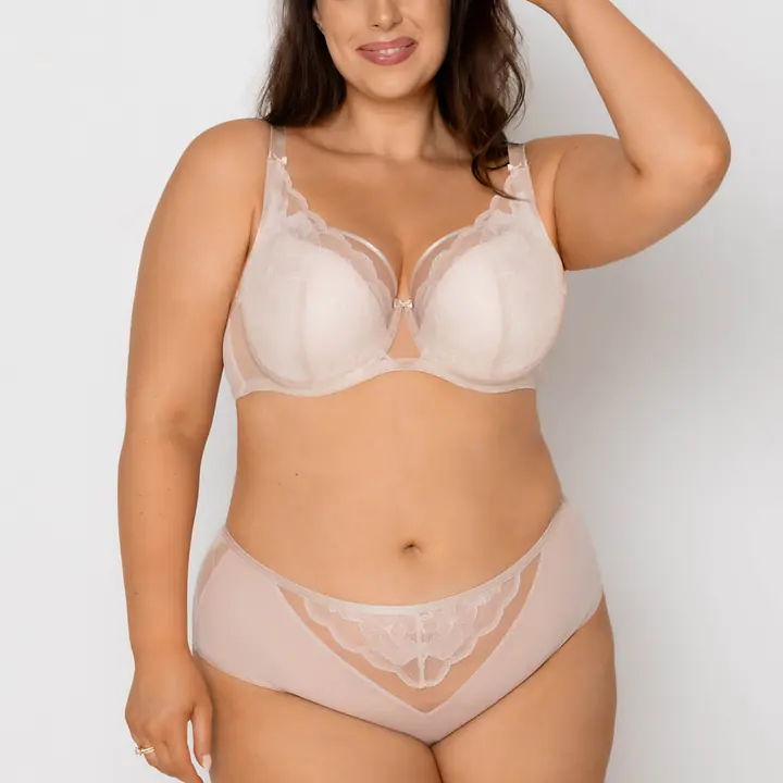 Biustonosz Mediolano Amelia Semi-soft  to propozycja dla kobiet, które pragną połączenia elegancji z komfortem. Dzięki konstrukcji semi-soft biustonosz zapewnia doskonałe podtrzymanie i pięknie modeluje biust, subtelnie go unosząc i nadając mu kuszący kształt. Głębokie miseczki zdobione koronką delikatnie wychodzącą poza krawędź dodają całości niezwykłego uroku i podkreślają kobiecość. Regulowane ramiączka i klasyczne zapięcie na haftki pozwalają idealnie dopasować biustonosz do sylwetki. Wykonany z wysokiej jakości materiałów, wnętrze z beżowej bawełny - zapewnia przewiewność i wygodę przez cały dzień. 
Konstrukcja MSS3 Amelia
Skład: 78% Poliamid, 10% Elastan, 7% Bawełna, 5% Poliester 