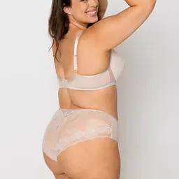 Biustonosz Mediolano Amelia Semi-soft  to propozycja dla kobiet, które pragną połączenia elegancji z komfortem. Dzięki konstrukcji semi-soft biustonosz zapewnia doskonałe podtrzymanie i pięknie modeluje biust, subtelnie go unosząc i nadając mu kuszący kształt. Głębokie miseczki zdobione koronką delikatnie wychodzącą poza krawędź dodają całości niezwykłego uroku i podkreślają kobiecość. Regulowane ramiączka i klasyczne zapięcie na haftki pozwalają idealnie dopasować biustonosz do sylwetki. Wykonany z wysokiej jakości materiałów, wnętrze z beżowej bawełny - zapewnia przewiewność i wygodę przez cały dzień. 
Konstrukcja MSS3 Amelia
Skład: 78% Poliamid, 10% Elastan, 7% Bawełna, 5% Poliester 