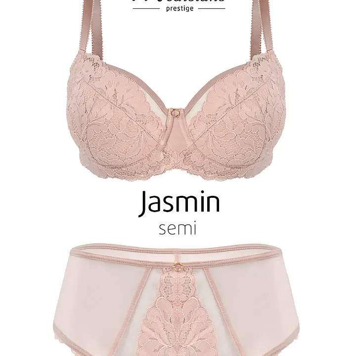 Postaw na model, który łączy zmysłową elegancję z doskonałą konstrukcją. Mediolano Jasmin w wersji semi soft to biustonosz stworzony dla kobiet, które oczekują zarówno efektu modelowania, jak i wygody.
Dolna część miseczki jest delikatnie usztywniona, dzięki czemu stabilnie zbiera i unosi biust, nadając mu naturalnie zaokrąglony kształt. Górna część wykonana z subtelnej koronki i transparentnej siateczki idealnie dopasowuje się do piersi, zapewniając lekkość i elegancki wygląd.
Koronkowe wykończenie w modnym, pudrowym odcieniu podkreśla romantyczny charakter modelu, a ozdobny detal przy mostku dodaje mu luksusowego akcentu.
Dlaczego warto wybrać Jasmin Semi Soft? ✔ półusztywniana konstrukcja – idealne podtrzymanie ✔ naturalne modelowanie i zebranie biustu ✔ komfort noszenia przez cały dzień ✔ elegancka, kwiatowa koronka ✔ idealny do codziennych stylizacji i pod dopasowane ubrania
To bielizna, która nie tylko wygląda pięknie, ale przede wszystkim pracuje dla Twojej sylwetki.
85% Poliamid, 10% Elastan, 5% Poliester