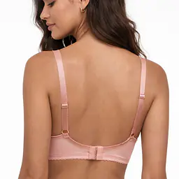 Postaw na model, który łączy zmysłową elegancję z doskonałą konstrukcją. Mediolano Jasmin w wersji semi soft to biustonosz stworzony dla kobiet, które oczekują zarówno efektu modelowania, jak i wygody.
Dolna część miseczki jest delikatnie usztywniona, dzięki czemu stabilnie zbiera i unosi biust, nadając mu naturalnie zaokrąglony kształt. Górna część wykonana z subtelnej koronki i transparentnej siateczki idealnie dopasowuje się do piersi, zapewniając lekkość i elegancki wygląd.
Koronkowe wykończenie w modnym, pudrowym odcieniu podkreśla romantyczny charakter modelu, a ozdobny detal przy mostku dodaje mu luksusowego akcentu.
Dlaczego warto wybrać Jasmin Semi Soft? ✔ półusztywniana konstrukcja – idealne podtrzymanie ✔ naturalne modelowanie i zebranie biustu ✔ komfort noszenia przez cały dzień ✔ elegancka, kwiatowa koronka ✔ idealny do codziennych stylizacji i pod dopasowane ubrania
To bielizna, która nie tylko wygląda pięknie, ale przede wszystkim pracuje dla Twojej sylwetki.
85% Poliamid, 10% Elastan, 5% Poliester