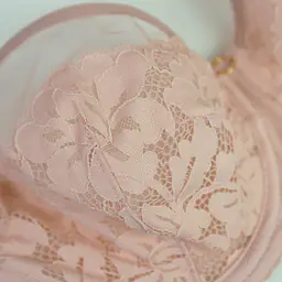Podkreśl dekolt i poczuj pewność siebie. Mediolano Jasmin w konstrukcji plunge to model stworzony z myślą o spektakularnym efekcie i maksymalnym komforcie.
Głęboki mostek i wyraźnie wycięta linia miseczek pięknie eksponują biust, optycznie go unoszą i subtelnie zbierają do środka, tworząc naturalnie pełny, kuszący dekolt. To idealny wybór do sukienek, bluzek i marynarek z głębszym wycięciem.
Delikatna, kwiatowa koronka w eleganckim pudrowym odcieniu nadaje całości romantycznego charakteru, a transparentne wykończenia dodają lekkości i nowoczesnej subtelności. Konstrukcja zapewnia stabilne podtrzymanie oraz perfekcyjne dopasowanie do sylwetki.
Dlaczego pokochasz Jasmin Plunge? ✔ głęboki dekolt – idealny do stylizacji z wycięciem ✔ efekt zebrania i podkreślenia biustu ✔ zmysłowa koronka premium ✔ komfort noszenia przez cały dzień ✔ kobiecy, elegancki design
To bielizna, która pracuje dla Twojej sylwetki i sprawia, że każda stylizacja wygląda jeszcze lepiej.
85% poliamid, 10% elastan, 5% poliester