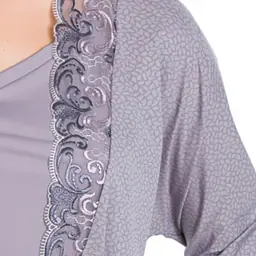 Elegancki szlafrok z szarej mikrofibry.
Rękaw 3/4. Dekolt i rękaw zakończone koronką
Szlafrok wiązany w pasie.
Skład produktu: 85% Poliamid, 10% Elastan, 5%Poliester.