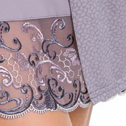 Elegancki szlafrok z szarej mikrofibry.
Rękaw 3/4. Dekolt i rękaw zakończone koronką
Szlafrok wiązany w pasie.
Skład produktu: 85% Poliamid, 10% Elastan, 5%Poliester.