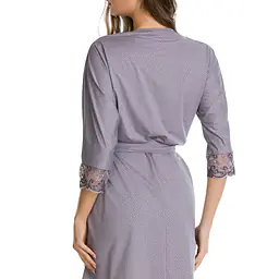 Elegancki szlafrok z szarej mikrofibry.
Rękaw 3/4. Dekolt i rękaw zakończone koronką
Szlafrok wiązany w pasie.
Skład produktu: 85% Poliamid, 10% Elastan, 5%Poliester.