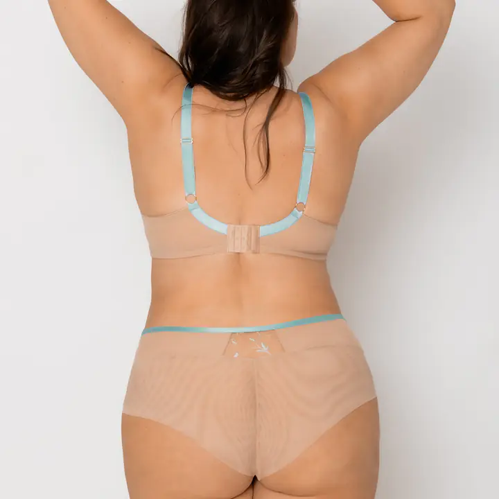 Elegancki biustonosz soft zaprojektowany specjalnie z myślą o dużych biustach. Pełne miseczki wykonane z delikatnej siateczki, ozdobione haftem w pastelowych kolorach, gwarantują idealne podtrzymanie i stabilność w każdej sytuacji. Dzięki dopracowanej konstrukcji znanej z modelu Garden biustonosz pięknie zbiera i modeluje, jednocześnie zapewniając naturalny wygląd. To połączenie stylu, lekkości i maksymalnego komfortu dla kobiet ceniących sobie elegancję na co dzień.
 
Skład: 85% Poliamid, 10% Elastan, 5% Poliester 