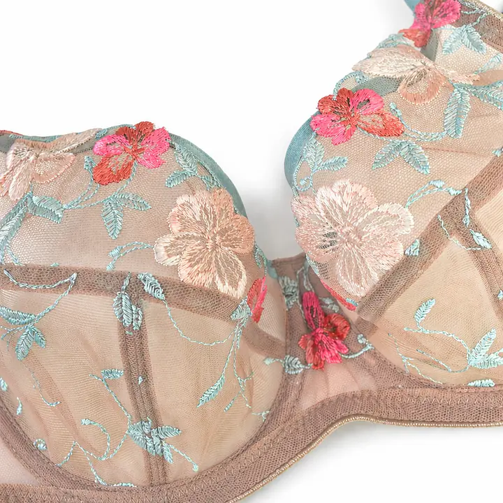 Elegancki biustonosz soft zaprojektowany specjalnie z myślą o dużych biustach. Pełne miseczki wykonane z delikatnej siateczki, ozdobione haftem w pastelowych kolorach, gwarantują idealne podtrzymanie i stabilność w każdej sytuacji. Dzięki dopracowanej konstrukcji znanej z modelu Garden biustonosz pięknie zbiera i modeluje, jednocześnie zapewniając naturalny wygląd. To połączenie stylu, lekkości i maksymalnego komfortu dla kobiet ceniących sobie elegancję na co dzień.
 
Skład: 85% Poliamid, 10% Elastan, 5% Poliester 