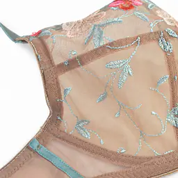 Elegancki biustonosz soft zaprojektowany specjalnie z myślą o dużych biustach. Pełne miseczki wykonane z delikatnej siateczki, ozdobione haftem w pastelowych kolorach, gwarantują idealne podtrzymanie i stabilność w każdej sytuacji. Dzięki dopracowanej konstrukcji znanej z modelu Garden biustonosz pięknie zbiera i modeluje, jednocześnie zapewniając naturalny wygląd. To połączenie stylu, lekkości i maksymalnego komfortu dla kobiet ceniących sobie elegancję na co dzień.
 
Skład: 85% Poliamid, 10% Elastan, 5% Poliester 