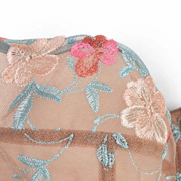 Elegancki biustonosz soft zaprojektowany specjalnie z myślą o dużych biustach. Pełne miseczki wykonane z delikatnej siateczki, ozdobione haftem w pastelowych kolorach, gwarantują idealne podtrzymanie i stabilność w każdej sytuacji. Dzięki dopracowanej konstrukcji znanej z modelu Garden biustonosz pięknie zbiera i modeluje, jednocześnie zapewniając naturalny wygląd. To połączenie stylu, lekkości i maksymalnego komfortu dla kobiet ceniących sobie elegancję na co dzień.
 
Skład: 85% Poliamid, 10% Elastan, 5% Poliester 