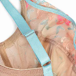 Elegancki biustonosz soft zaprojektowany specjalnie z myślą o dużych biustach. Pełne miseczki wykonane z delikatnej siateczki, ozdobione haftem w pastelowych kolorach, gwarantują idealne podtrzymanie i stabilność w każdej sytuacji. Dzięki dopracowanej konstrukcji znanej z modelu Garden biustonosz pięknie zbiera i modeluje, jednocześnie zapewniając naturalny wygląd. To połączenie stylu, lekkości i maksymalnego komfortu dla kobiet ceniących sobie elegancję na co dzień.
 
Skład: 85% Poliamid, 10% Elastan, 5% Poliester 