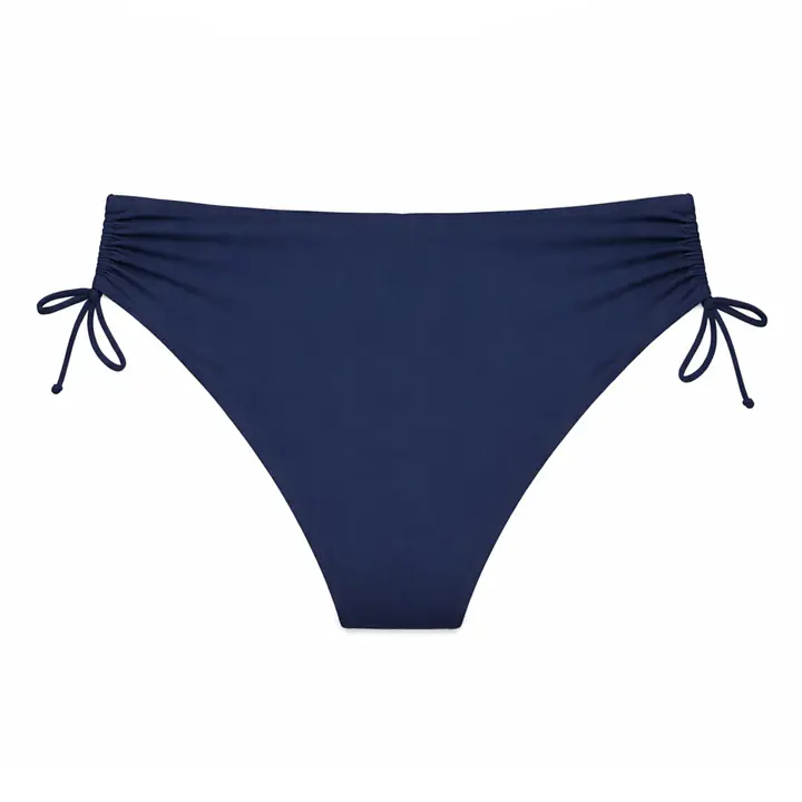 Figi kąpielowe Blue Panther I 20007 marki Mediolano to stylowa i niezwykle kobieca propozycja dla miłośniczek modnych rozwiązań plażowych. Model z wiązaniami po bokach pozwala na indywidualne dopasowanie do sylwetki, podkreślając biodra i zapewniając maksymalny komfort noszenia. Klasyczny granatowy kolor nadaje elegancji i sprawia, że figi świetnie komponują się z różnymi modelami biustonoszy kąpielowych.
Wysokiej jakości tkanina, będąca połączeniem poliamidu i elastanu, gwarantuje elastyczność, trwałość oraz odporność na działanie słońca i chloru. Dzięki starannemu wykonaniu figi zachowują swój kształt i kolor nawet po wielu sezonach użytkowania.
To doskonały wybór dla kobiet ceniących wygodę, regulację i ponadczasowy styl na plaży oraz basenie.
 
Skład surowcowy: 80% Poliamid, 20% Elastan