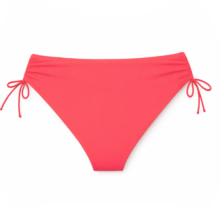 Figi kąpielowe Coral 20006 marki MEDIOLANO to stylowy dół od bikini, który doskonale łączy minimalizm z kobiecą elegancją. Intensywny koralowy kolor pięknie podkreśla opaleniznę i nadaje letniej stylizacji świeżości oraz wyrazistości.
Klasyczny krój z wiązaniami po bokach pozwala na idealne dopasowanie do sylwetki, zapewniając komfort i swobodę ruchów. Regulowane troczki umożliwiają indywidualne dopasowanie wysokości oraz obwodu, co sprawia, że model świetnie układa się na ciele.
Wysokiej jakości materiał (80% poliamid, 20% elastan) jest elastyczny, trwały i odporny na działanie chloru oraz promieni UV. Figi Coral 20006 to idealne uzupełnienie biustonosza z tej samej linii, tworząc spójny i modny komplet plażowy.
 
 
Skład surowcowy: 80% Poliamid, 20% Elastan