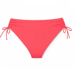 Figi kąpielowe Coral 20006 marki MEDIOLANO to stylowy dół od bikini, który doskonale łączy minimalizm z kobiecą elegancją. Intensywny koralowy kolor pięknie podkreśla opaleniznę i nadaje letniej stylizacji świeżości oraz wyrazistości.
Klasyczny krój z wiązaniami po bokach pozwala na idealne dopasowanie do sylwetki, zapewniając komfort i swobodę ruchów. Regulowane troczki umożliwiają indywidualne dopasowanie wysokości oraz obwodu, co sprawia, że model świetnie układa się na ciele.
Wysokiej jakości materiał (80% poliamid, 20% elastan) jest elastyczny, trwały i odporny na działanie chloru oraz promieni UV. Figi Coral 20006 to idealne uzupełnienie biustonosza z tej samej linii, tworząc spójny i modny komplet plażowy.
 
 
Skład surowcowy: 80% Poliamid, 20% Elastan