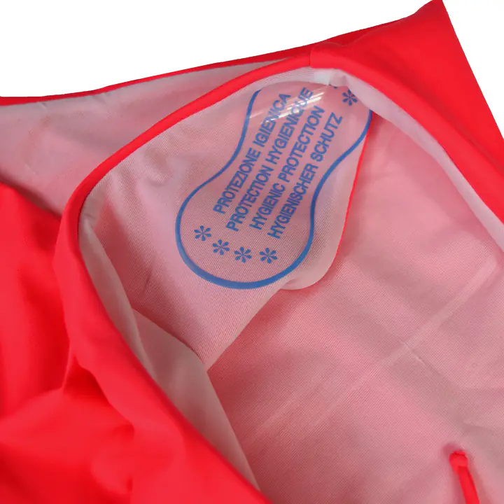 Figi kąpielowe Coral 20006 marki MEDIOLANO to stylowy dół od bikini, który doskonale łączy minimalizm z kobiecą elegancją. Intensywny koralowy kolor pięknie podkreśla opaleniznę i nadaje letniej stylizacji świeżości oraz wyrazistości.
Klasyczny krój z wiązaniami po bokach pozwala na idealne dopasowanie do sylwetki, zapewniając komfort i swobodę ruchów. Regulowane troczki umożliwiają indywidualne dopasowanie wysokości oraz obwodu, co sprawia, że model świetnie układa się na ciele.
Wysokiej jakości materiał (80% poliamid, 20% elastan) jest elastyczny, trwały i odporny na działanie chloru oraz promieni UV. Figi Coral 20006 to idealne uzupełnienie biustonosza z tej samej linii, tworząc spójny i modny komplet plażowy.
 
 
Skład surowcowy: 80% Poliamid, 20% Elastan