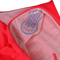 Figi kąpielowe Coral 20006 marki MEDIOLANO to stylowy dół od bikini, który doskonale łączy minimalizm z kobiecą elegancją. Intensywny koralowy kolor pięknie podkreśla opaleniznę i nadaje letniej stylizacji świeżości oraz wyrazistości.
Klasyczny krój z wiązaniami po bokach pozwala na idealne dopasowanie do sylwetki, zapewniając komfort i swobodę ruchów. Regulowane troczki umożliwiają indywidualne dopasowanie wysokości oraz obwodu, co sprawia, że model świetnie układa się na ciele.
Wysokiej jakości materiał (80% poliamid, 20% elastan) jest elastyczny, trwały i odporny na działanie chloru oraz promieni UV. Figi Coral 20006 to idealne uzupełnienie biustonosza z tej samej linii, tworząc spójny i modny komplet plażowy.
 
 
Skład surowcowy: 80% Poliamid, 20% Elastan