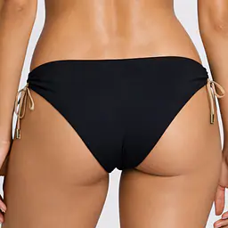 Figi kąpielowe Dorato 20001 marki Mediolano to stylowa propozycja dla kobiet ceniących wygodę i modny wygląd podczas letniego wypoczynku. Klasyczny fason bikini subtelnie podkreśla sylwetkę, a wiązania po bokach pozwalają na idealne dopasowanie do figury. Minimalistyczny design w eleganckiej kolorystyce sprawia, że model doskonale komponuje się z biustonoszem kąpielowym z tej samej kolekcji.
Wysokiej jakości materiał z dodatkiem elastanu zapewnia komfort noszenia, elastyczność oraz odporność na działanie promieni UV i chloru. Figi szybko schną i świetnie dopasowują się do ciała, gwarantując wygodę zarówno podczas plażowania, jak i aktywności w wodzie.
 