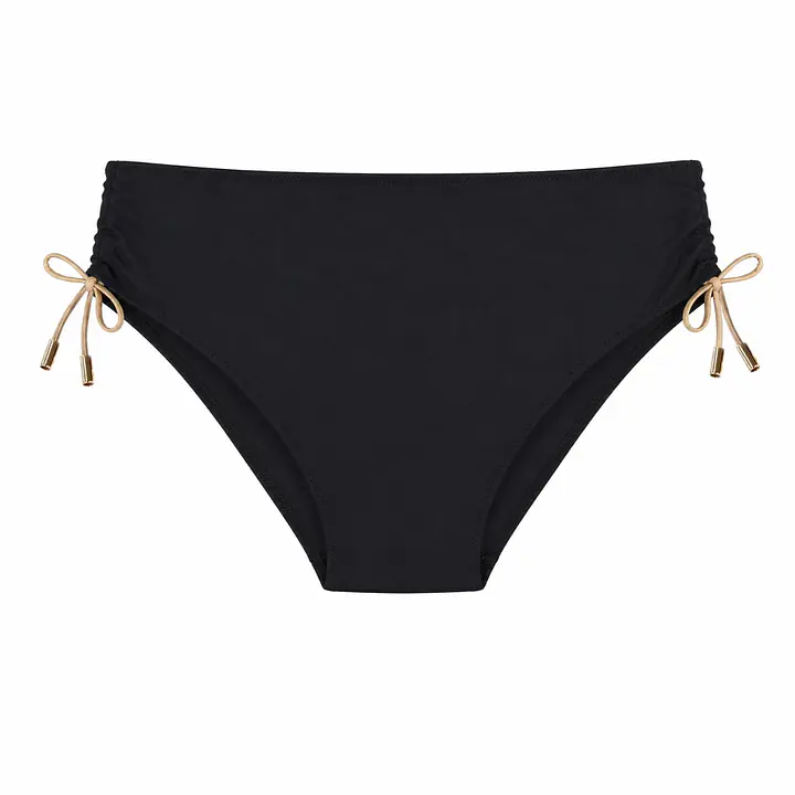 Figi kąpielowe Dorato 20001 marki Mediolano to stylowa propozycja dla kobiet ceniących wygodę i modny wygląd podczas letniego wypoczynku. Klasyczny fason bikini subtelnie podkreśla sylwetkę, a wiązania po bokach pozwalają na idealne dopasowanie do figury. Minimalistyczny design w eleganckiej kolorystyce sprawia, że model doskonale komponuje się z biustonoszem kąpielowym z tej samej kolekcji.
Wysokiej jakości materiał z dodatkiem elastanu zapewnia komfort noszenia, elastyczność oraz odporność na działanie promieni UV i chloru. Figi szybko schną i świetnie dopasowują się do ciała, gwarantując wygodę zarówno podczas plażowania, jak i aktywności w wodzie.
 