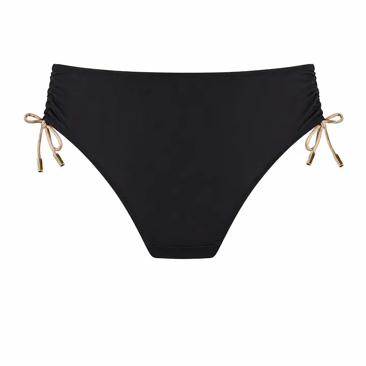 Figi kąpielowe Dorato 20001 marki Mediolano to stylowa propozycja dla kobiet ceniących wygodę i modny wygląd podczas letniego wypoczynku. Klasyczny fason bikini subtelnie podkreśla sylwetkę, a wiązania po bokach pozwalają na idealne dopasowanie do figury. Minimalistyczny design w eleganckiej kolorystyce sprawia, że model doskonale komponuje się z biustonoszem kąpielowym z tej samej kolekcji.
Wysokiej jakości materiał z dodatkiem elastanu zapewnia komfort noszenia, elastyczność oraz odporność na działanie promieni UV i chloru. Figi szybko schną i świetnie dopasowują się do ciała, gwarantując wygodę zarówno podczas plażowania, jak i aktywności w wodzie.
 