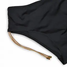 Figi kąpielowe Dorato 20001 marki Mediolano to stylowa propozycja dla kobiet ceniących wygodę i modny wygląd podczas letniego wypoczynku. Klasyczny fason bikini subtelnie podkreśla sylwetkę, a wiązania po bokach pozwalają na idealne dopasowanie do figury. Minimalistyczny design w eleganckiej kolorystyce sprawia, że model doskonale komponuje się z biustonoszem kąpielowym z tej samej kolekcji.
Wysokiej jakości materiał z dodatkiem elastanu zapewnia komfort noszenia, elastyczność oraz odporność na działanie promieni UV i chloru. Figi szybko schną i świetnie dopasowują się do ciała, gwarantując wygodę zarówno podczas plażowania, jak i aktywności w wodzie.
 