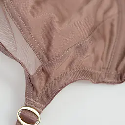 Model Omena wyróżnia się minimalistycznym, eleganckim stylem. Gładkie, idealnie wyprofilowane miseczki pięknie zbierają i unoszą biust, zapewniając naturalny, pełny kształt. Transparentne wstawki w górnej części nadają lekkości i subtelnie eksponują dekolt, tworząc efekt kobiecej zmysłowości bez przesady.
Stabilna konstrukcja gwarantuje: ✔ mocne podtrzymanie i komfort przez cały dzień ✔ perfekcyjne modelowanie biustu ✔ wygodę nawet przy większych rozmiarach ✔ gładkie wykończenie idealne pod dopasowane ubrania
Regulowane ramiączka z eleganckimi, złotymi detalami podkreślają nowoczesny, luksusowy charakter modelu. Kolor w modnym, przydymionym odcieniu dodaje całości wyrafinowania.
85% Poliamid, 10% Elastan, 5% Poliester