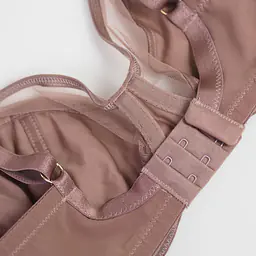 Model Omena wyróżnia się minimalistycznym, eleganckim stylem. Gładkie, idealnie wyprofilowane miseczki pięknie zbierają i unoszą biust, zapewniając naturalny, pełny kształt. Transparentne wstawki w górnej części nadają lekkości i subtelnie eksponują dekolt, tworząc efekt kobiecej zmysłowości bez przesady.
Stabilna konstrukcja gwarantuje: ✔ mocne podtrzymanie i komfort przez cały dzień ✔ perfekcyjne modelowanie biustu ✔ wygodę nawet przy większych rozmiarach ✔ gładkie wykończenie idealne pod dopasowane ubrania
Regulowane ramiączka z eleganckimi, złotymi detalami podkreślają nowoczesny, luksusowy charakter modelu. Kolor w modnym, przydymionym odcieniu dodaje całości wyrafinowania.
85% Poliamid, 10% Elastan, 5% Poliester