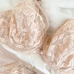 Ten wyjątkowy biustonosz soft na duży biust zachwyca bogatą, ażurową koronką, która nadaje mu niezwykle elegancki i zmysłowy charakter. Miseczki obejmują piersi delikatną miękkością, jednocześnie zapewniając stabilne podtrzymanie, niezbędne przy pełniejszych kształtach. Całość dopełniają subtelne, błyszczące ozdoby, które dodają biustonoszowi luksusowego wyrazu. To propozycja dla kobiet, które poszukują połączenia wygody, elegancji i wyrafinowanego stylu. 
Konstrukcja MS7 Retro.
Skład: 85% Poliamid, 10% Elastan, 5% Poliester. 