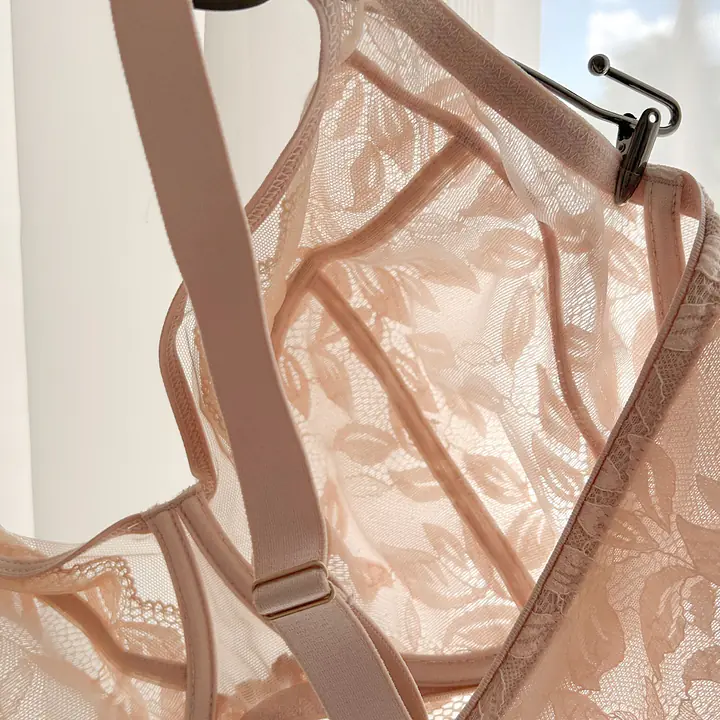 Ten wyjątkowy biustonosz soft na duży biust zachwyca bogatą, ażurową koronką, która nadaje mu niezwykle elegancki i zmysłowy charakter. Miseczki obejmują piersi delikatną miękkością, jednocześnie zapewniając stabilne podtrzymanie, niezbędne przy pełniejszych kształtach. Całość dopełniają subtelne, błyszczące ozdoby, które dodają biustonoszowi luksusowego wyrazu. To propozycja dla kobiet, które poszukują połączenia wygody, elegancji i wyrafinowanego stylu. 
Konstrukcja MS7 Retro.
Skład: 85% Poliamid, 10% Elastan, 5% Poliester. 