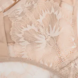 Figi Selena to połączenie elegancji, subtelności i komfortu noszenia. Model został zaprojektowany z myślą o kobietach, które cenią zarówno wygodę, jak i stylową bieliznę.
Przód majtek zdobi piękna, delikatna koronka o eleganckim wzorze, która nadaje całości lekkości i podkreśla kobiecy charakter bielizny. Transparentne wstawki po bokach subtelnie eksponują sylwetkę, a ozdobny pasek w talii z metalowym kółkiem dodaje nowoczesnego i zmysłowego akcentu.
Cielisty kolor sprawia, że figi są niezwykle uniwersalne i doskonale sprawdzają się zarówno pod jasną odzieżą, jak i jako element eleganckiego kompletu bielizny. Klasyczny krój zapewnia komfort noszenia oraz idealne dopasowanie do sylwetki.
Figi Selena to doskonały wybór dla kobiet, które chcą połączyć wygodę codziennej bielizny z eleganckim, kobiecym wyglądem.
85% Poliamid, 10% Elastan, 5% Poliester