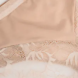 Figi Selena to połączenie elegancji, subtelności i komfortu noszenia. Model został zaprojektowany z myślą o kobietach, które cenią zarówno wygodę, jak i stylową bieliznę.
Przód majtek zdobi piękna, delikatna koronka o eleganckim wzorze, która nadaje całości lekkości i podkreśla kobiecy charakter bielizny. Transparentne wstawki po bokach subtelnie eksponują sylwetkę, a ozdobny pasek w talii z metalowym kółkiem dodaje nowoczesnego i zmysłowego akcentu.
Cielisty kolor sprawia, że figi są niezwykle uniwersalne i doskonale sprawdzają się zarówno pod jasną odzieżą, jak i jako element eleganckiego kompletu bielizny. Klasyczny krój zapewnia komfort noszenia oraz idealne dopasowanie do sylwetki.
Figi Selena to doskonały wybór dla kobiet, które chcą połączyć wygodę codziennej bielizny z eleganckim, kobiecym wyglądem.
85% Poliamid, 10% Elastan, 5% Poliester