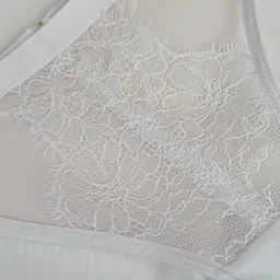 Figi brazyliany Pure 19260 marki Mediolano to połączenie kobiecej elegancji, wygody i subtelnego wykończenia. Klasyczny fason brazylian pięknie podkreśla kształty, delikatnie eksponując pośladki i zapewniając atrakcyjny wygląd pod ubraniem. Model został wykonany z wysokiej jakości materiałów, dzięki czemu doskonale dopasowuje się do sylwetki, jest przyjemny dla skóry i komfortowy w codziennym noszeniu.
Koronkowe wykończenie dodaje bieliźnie zmysłowego charakteru, a jednocześnie sprawia, że figi prezentują się wyjątkowo lekko i kobieco. Dzięki połączeniu poliamidu, elastanu i poliestru model zachowuje elastyczność, trwałość oraz estetyczny wygląd nawet przy regularnym użytkowaniu. To świetny wybór dla kobiet, które szukają bielizny łączącej styl, wygodę i staranne wykonanie.
Figi damskie Mediolano Pure 19260 sprawdzą się zarówno na co dzień, jak i na specjalne okazje. To propozycja dla kobiet ceniących klasyczne brazyliany z koronką, które dobrze układają się na ciele i podkreślają atuty sylwetki.
 
 
85% Poliamid, 10% Elastan,5% Poliester