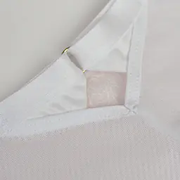 Figi brazyliany Pure 19260 marki Mediolano to połączenie kobiecej elegancji, wygody i subtelnego wykończenia. Klasyczny fason brazylian pięknie podkreśla kształty, delikatnie eksponując pośladki i zapewniając atrakcyjny wygląd pod ubraniem. Model został wykonany z wysokiej jakości materiałów, dzięki czemu doskonale dopasowuje się do sylwetki, jest przyjemny dla skóry i komfortowy w codziennym noszeniu.
Koronkowe wykończenie dodaje bieliźnie zmysłowego charakteru, a jednocześnie sprawia, że figi prezentują się wyjątkowo lekko i kobieco. Dzięki połączeniu poliamidu, elastanu i poliestru model zachowuje elastyczność, trwałość oraz estetyczny wygląd nawet przy regularnym użytkowaniu. To świetny wybór dla kobiet, które szukają bielizny łączącej styl, wygodę i staranne wykonanie.
Figi damskie Mediolano Pure 19260 sprawdzą się zarówno na co dzień, jak i na specjalne okazje. To propozycja dla kobiet ceniących klasyczne brazyliany z koronką, które dobrze układają się na ciele i podkreślają atuty sylwetki.
 
 
85% Poliamid, 10% Elastan,5% Poliester