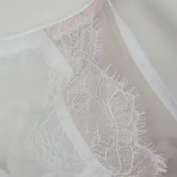 Biustonosz marki Mediolano to propozycja dla kobiet ceniących elegancję, wygodę i subtelny styl. Model w ponadczasowym białym kolorze został wykonany z delikatnej koronki oraz lekkiej, półtransparentnej tkaniny, która pięknie układa się na biuście.
Starannie zaprojektowane miseczki podkreślają naturalny kształt piersi, zapewniając jednocześnie odpowiednie podtrzymanie i komfort noszenia. Subtelne detale oraz finezyjne wykończenia dodają całości wyjątkowej lekkości i kobiecego charakteru.
To idealny wybór zarówno na co dzień, jak i na wyjątkowe okazje. Biustonosz doskonale sprawdzi się pod jasnymi stylizacjami, ślubnymi kreacjami lub eleganckimi bluzkami, gwarantując estetyczny wygląd i wygodę przez cały dzień.
 