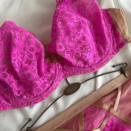 Ten biustonosz soft na duży biust to propozycja, która łączy komfort i elegancję z wyrazistym charakterem. Intensywny róż koronki na tle delikatnej, beżowej bazy tworzy efekt, obok którego nie sposób przejść obojętnie. Miękka, lekka konstrukcja bez usztywnień otula piersi, zapewniając naturalny kształt i stabilne podtrzymanie, idealne dla większego biustu. To model stworzony dla odważnych, niebanalnych kobiet, które lubią podkreślać swoją zmysłowość i wyróżniać się wyjątkowym stylem. 
Konstrukcja MS9 Monaco
Skład: 85% Poliamid, 10% Elastan, 5% Poliester. 