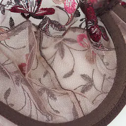 Zmysłowy biustonosz wykonany z delikatnej, półtransparentnej koronki w eleganckim czekoladowym odcieniu. Model ozdobiony subtelnym kwiatowym haftem, który nadaje bieliźnie romantyczny i luksusowy charakter.
Miseczki zostały zaprojektowane tak, aby naturalnie podkreślać biust i zapewniać odpowiednie podtrzymanie, jednocześnie zachowując lekkość i komfort noszenia. Regulowane ramiączka umożliwiają idealne dopasowanie do sylwetki.
To wyjątkowa propozycja dla kobiet ceniących elegancką, kobiecą bieliznę o subtelnym, zmysłowym charakterze. Doskonały wybór zarówno na specjalne okazje, jak i jako element codziennej garderoby.
85% Poliamid, 10% Elastan, 5% Poliester