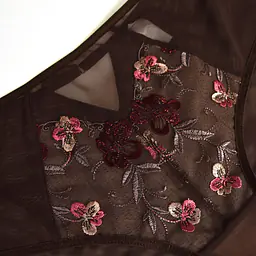 Figi Mediolano Dark Chocolate to wyjątkowo kobiecy model bielizny, który łączy elegancję z komfortem noszenia. Wykonane z delikatnej, półtransparentnej siateczki w głębokim odcieniu czekoladowego brązu, prezentują się niezwykle stylowo i zmysłowo.
Przód fig ozdobiony jest finezyjnym haftem z motywem kwiatowym, który nadaje bieliźnie subtelnego, romantycznego charakteru. Lekki materiał doskonale dopasowuje się do sylwetki, zapewniając wygodę przez cały dzień.
Starannie zaprojektowany krój pięknie podkreśla linię bioder, a eleganckie wykończenia dodają całości luksusowego charakteru. Figi Dark Chocolate doskonale sprawdzą się zarówno jako element codziennej bielizny, jak i jako część eleganckiego kompletu.
Skład: 78% Poliamid, 12% Elastan, 5% Poliester, 5% Bawełna