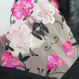 Figi Mediolano Orchid to wyjątkowa propozycja dla kobiet ceniących elegancję, delikatność i komfort. Model wykonany został z połączenia gładkiego materiału oraz transparentnej siateczki zdobionej efektownym haftem kwiatowym w odcieniach różu i beżu.
Centralna część majtek przyciąga uwagę subtelną kompozycją haftowanych kwiatów, która nadaje bieliźnie romantycznego i niezwykle kobiecego charakteru. Kontrastowe wykończenie w pasie dodaje całości nowoczesnego stylu, a starannie dopracowany krój zapewnia wygodne dopasowanie do sylwetki.
Dzięki miękkim materiałom figi są przyjemne w noszeniu i idealnie sprawdzą się zarówno na co dzień, jak i na specjalne okazje. Doskonale komponują się z biustonoszem z kolekcji Mediolano Orchid, tworząc elegancki komplet bielizny.
Skład: 78% Poliamid, 12% Elastan, 5% Poliester, 5% Bawełna