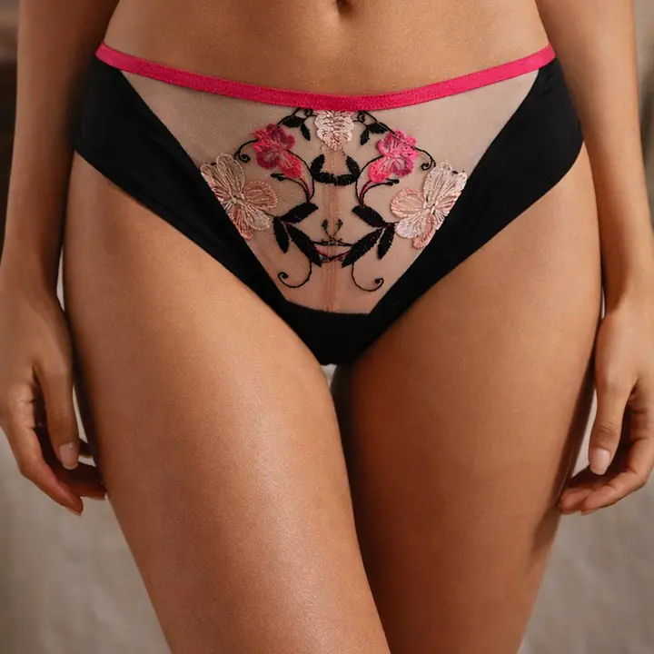 Figi Mediolano Orchid to elegancka bielizna zaprojektowana z myślą o kobietach, które cenią subtelny styl i wygodę. Model wykonany został z połączenia gładkiego materiału oraz transparentnej siateczki zdobionej pięknym haftem kwiatowym w odcieniach różu i beżu.
Centralna część majtek przyciąga uwagę delikatną kompozycją kwiatowych aplikacji, które nadają bieliźnie romantycznego i wyjątkowo kobiecego charakteru. Kontrastowe wykończenie w pasie dodaje całości nowoczesnego akcentu, a starannie dopracowany krój zapewnia doskonałe dopasowanie do sylwetki.
Dzięki miękkim i przyjemnym w dotyku materiałom figi gwarantują komfort noszenia przez cały dzień. Model idealnie komponuje się z biustonoszem z kolekcji Mediolano Orchid, tworząc elegancki komplet bielizny na co dzień i na specjalne okazje.
Skład: 78% Poliamid, 12% Elastan, 5% Poliester, 5% Bawełna