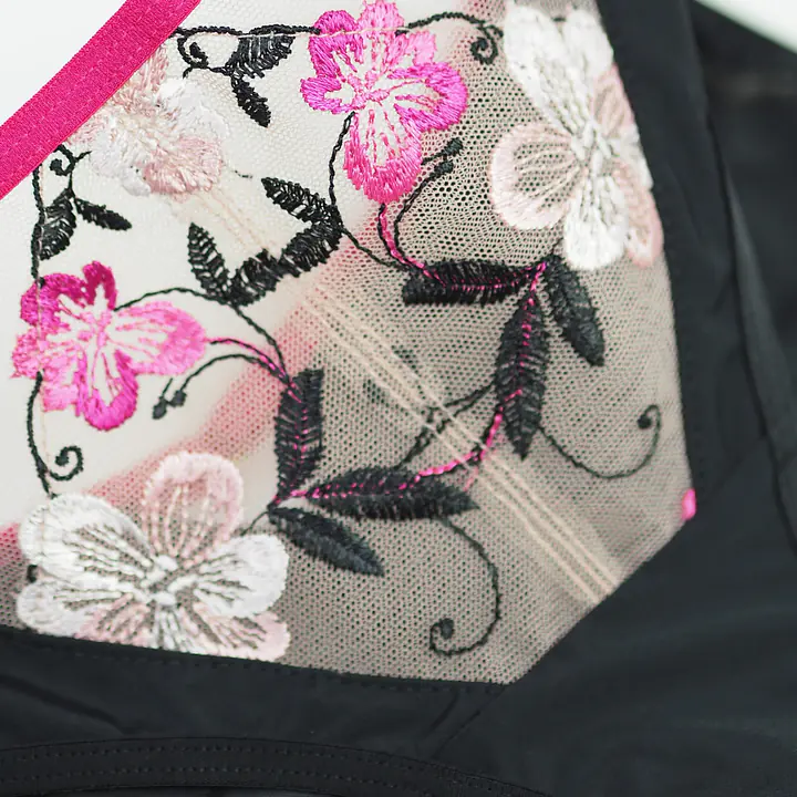 Figi Mediolano Orchid to elegancka bielizna zaprojektowana z myślą o kobietach, które cenią subtelny styl i wygodę. Model wykonany został z połączenia gładkiego materiału oraz transparentnej siateczki zdobionej pięknym haftem kwiatowym w odcieniach różu i beżu.
Centralna część majtek przyciąga uwagę delikatną kompozycją kwiatowych aplikacji, które nadają bieliźnie romantycznego i wyjątkowo kobiecego charakteru. Kontrastowe wykończenie w pasie dodaje całości nowoczesnego akcentu, a starannie dopracowany krój zapewnia doskonałe dopasowanie do sylwetki.
Dzięki miękkim i przyjemnym w dotyku materiałom figi gwarantują komfort noszenia przez cały dzień. Model idealnie komponuje się z biustonoszem z kolekcji Mediolano Orchid, tworząc elegancki komplet bielizny na co dzień i na specjalne okazje.
Skład: 78% Poliamid, 12% Elastan, 5% Poliester, 5% Bawełna