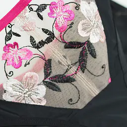 Figi Mediolano Orchid to elegancka bielizna zaprojektowana z myślą o kobietach, które cenią subtelny styl i wygodę. Model wykonany został z połączenia gładkiego materiału oraz transparentnej siateczki zdobionej pięknym haftem kwiatowym w odcieniach różu i beżu.
Centralna część majtek przyciąga uwagę delikatną kompozycją kwiatowych aplikacji, które nadają bieliźnie romantycznego i wyjątkowo kobiecego charakteru. Kontrastowe wykończenie w pasie dodaje całości nowoczesnego akcentu, a starannie dopracowany krój zapewnia doskonałe dopasowanie do sylwetki.
Dzięki miękkim i przyjemnym w dotyku materiałom figi gwarantują komfort noszenia przez cały dzień. Model idealnie komponuje się z biustonoszem z kolekcji Mediolano Orchid, tworząc elegancki komplet bielizny na co dzień i na specjalne okazje.
Skład: 78% Poliamid, 12% Elastan, 5% Poliester, 5% Bawełna