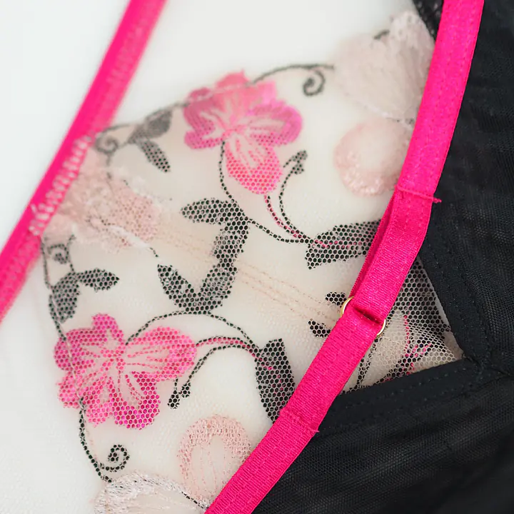 Figi Mediolano Orchid to elegancka bielizna zaprojektowana z myślą o kobietach, które cenią subtelny styl i wygodę. Model wykonany został z połączenia gładkiego materiału oraz transparentnej siateczki zdobionej pięknym haftem kwiatowym w odcieniach różu i beżu.
Centralna część majtek przyciąga uwagę delikatną kompozycją kwiatowych aplikacji, które nadają bieliźnie romantycznego i wyjątkowo kobiecego charakteru. Kontrastowe wykończenie w pasie dodaje całości nowoczesnego akcentu, a starannie dopracowany krój zapewnia doskonałe dopasowanie do sylwetki.
Dzięki miękkim i przyjemnym w dotyku materiałom figi gwarantują komfort noszenia przez cały dzień. Model idealnie komponuje się z biustonoszem z kolekcji Mediolano Orchid, tworząc elegancki komplet bielizny na co dzień i na specjalne okazje.
Skład: 78% Poliamid, 12% Elastan, 5% Poliester, 5% Bawełna