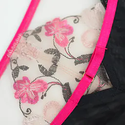 Figi Mediolano Orchid to elegancka bielizna zaprojektowana z myślą o kobietach, które cenią subtelny styl i wygodę. Model wykonany został z połączenia gładkiego materiału oraz transparentnej siateczki zdobionej pięknym haftem kwiatowym w odcieniach różu i beżu.
Centralna część majtek przyciąga uwagę delikatną kompozycją kwiatowych aplikacji, które nadają bieliźnie romantycznego i wyjątkowo kobiecego charakteru. Kontrastowe wykończenie w pasie dodaje całości nowoczesnego akcentu, a starannie dopracowany krój zapewnia doskonałe dopasowanie do sylwetki.
Dzięki miękkim i przyjemnym w dotyku materiałom figi gwarantują komfort noszenia przez cały dzień. Model idealnie komponuje się z biustonoszem z kolekcji Mediolano Orchid, tworząc elegancki komplet bielizny na co dzień i na specjalne okazje.
Skład: 78% Poliamid, 12% Elastan, 5% Poliester, 5% Bawełna