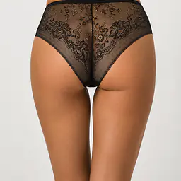 Figi brazyliany Nata 07036 marki Mediolano to wyjątkowo kobiecy model, który łączy elegancję, komfort i perfekcyjne dopasowanie. Uszyte w Polsce z wysokiej jakości mikrofibry oraz delikatnej koronki, zapewniają wygodę noszenia i efektowny wygląd każdego dnia. Marka Mediolano produkuje swoją bieliznę w Polsce, stawiając na jakość wykonania i staranne wykończenie.
Przód fig wykonano z miękkiej, gładkiej mikrofibry, która doskonale przylega do ciała i jest przyjemna dla skóry. Tył w całości wykonany z subtelnej, transparentnej koronki pięknie podkreśla kształt pośladków, nadając bieliźnie lekkości i zmysłowego charakteru.
Klasyczny krój brazylian zapewnia komfort noszenia, a jednocześnie optycznie modeluje sylwetkę. Model Nata 07036 dostępny jest w trzech ponadczasowych kolorach: białym, beżowym oraz czarnym, dzięki czemu doskonale sprawdzi się zarówno na co dzień, jak i na wyjątkowe okazje.
Skład surowcowy: 80% Poliamid, 20%Elastan
 