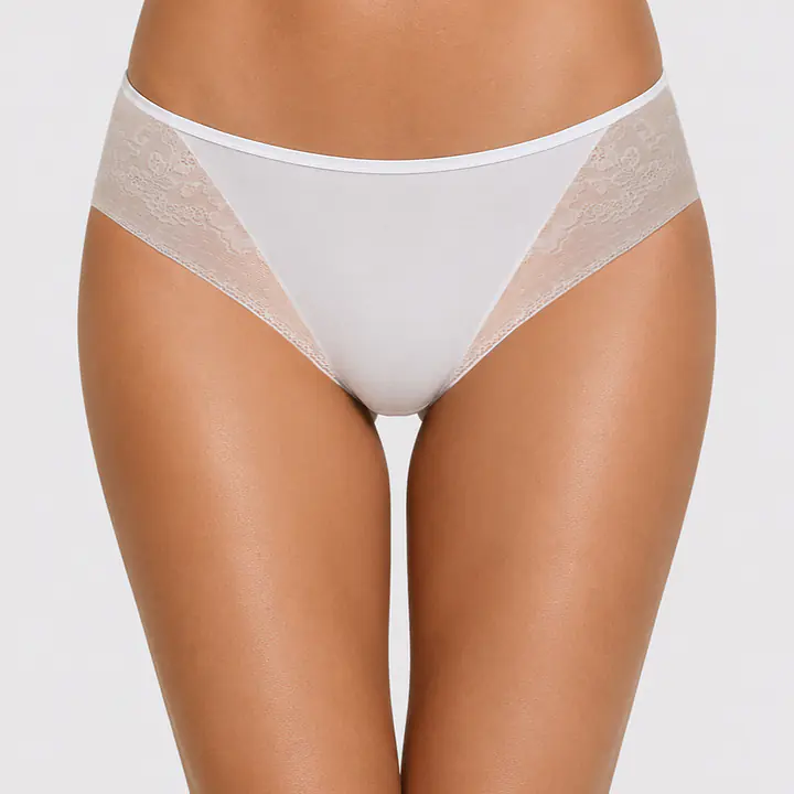 Figi brazyliany Nata 07036 marki Mediolano to wyjątkowo kobiecy model, który łączy elegancję, komfort i perfekcyjne dopasowanie. Uszyte w Polsce z wysokiej jakości mikrofibry oraz delikatnej koronki, zapewniają wygodę noszenia i efektowny wygląd każdego dnia. Marka Mediolano produkuje swoją bieliznę w Polsce, stawiając na jakość wykonania i staranne wykończenie.
Przód fig wykonano z miękkiej, gładkiej mikrofibry, która doskonale przylega do ciała i jest przyjemna dla skóry. Tył w całości wykonany z subtelnej, transparentnej koronki pięknie podkreśla kształt pośladków, nadając bieliźnie lekkości i zmysłowego charakteru.
Klasyczny krój brazylian zapewnia komfort noszenia, a jednocześnie optycznie modeluje sylwetkę. Model Nata 07036 dostępny jest w trzech ponadczasowych kolorach: białym, beżowym oraz czarnym, dzięki czemu doskonale sprawdzi się zarówno na co dzień, jak i na wyjątkowe okazje.
Skład surowcowy: 80% Poliamid, 20%Elastan
 