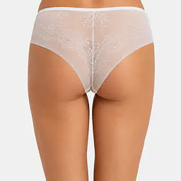 Figi brazyliany Nata 07036 marki Mediolano to wyjątkowo kobiecy model, który łączy elegancję, komfort i perfekcyjne dopasowanie. Uszyte w Polsce z wysokiej jakości mikrofibry oraz delikatnej koronki, zapewniają wygodę noszenia i efektowny wygląd każdego dnia. Marka Mediolano produkuje swoją bieliznę w Polsce, stawiając na jakość wykonania i staranne wykończenie.
Przód fig wykonano z miękkiej, gładkiej mikrofibry, która doskonale przylega do ciała i jest przyjemna dla skóry. Tył w całości wykonany z subtelnej, transparentnej koronki pięknie podkreśla kształt pośladków, nadając bieliźnie lekkości i zmysłowego charakteru.
Klasyczny krój brazylian zapewnia komfort noszenia, a jednocześnie optycznie modeluje sylwetkę. Model Nata 07036 dostępny jest w trzech ponadczasowych kolorach: białym, beżowym oraz czarnym, dzięki czemu doskonale sprawdzi się zarówno na co dzień, jak i na wyjątkowe okazje.
Skład surowcowy: 80% Poliamid, 20%Elastan
 
