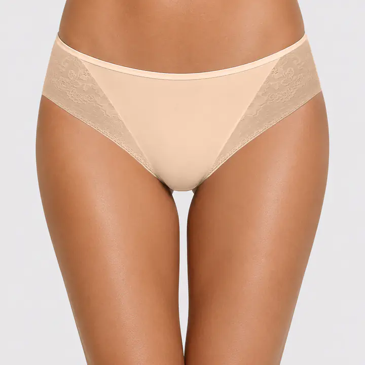 Figi brazyliany Nata 07036 marki Mediolano to wyjątkowo kobiecy model, który łączy elegancję, komfort i perfekcyjne dopasowanie. Uszyte w Polsce z wysokiej jakości mikrofibry oraz delikatnej koronki, zapewniają wygodę noszenia i efektowny wygląd każdego dnia. Marka Mediolano produkuje swoją bieliznę w Polsce, stawiając na jakość wykonania i staranne wykończenie.
Przód fig wykonano z miękkiej, gładkiej mikrofibry, która doskonale przylega do ciała i jest przyjemna dla skóry. Tył w całości wykonany z subtelnej, transparentnej koronki pięknie podkreśla kształt pośladków, nadając bieliźnie lekkości i zmysłowego charakteru.
Klasyczny krój brazylian zapewnia komfort noszenia, a jednocześnie optycznie modeluje sylwetkę. Model Nata 07036 dostępny jest w trzech ponadczasowych kolorach: białym, beżowym oraz czarnym, dzięki czemu doskonale sprawdzi się zarówno na co dzień, jak i na wyjątkowe okazje.
Skład surowcowy: 80% Poliamid, 20%Elastan
 