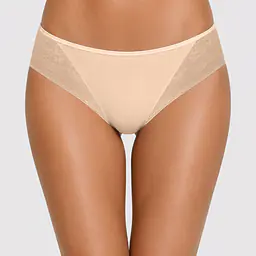 Figi brazyliany Nata 07036 marki Mediolano to wyjątkowo kobiecy model, który łączy elegancję, komfort i perfekcyjne dopasowanie. Uszyte w Polsce z wysokiej jakości mikrofibry oraz delikatnej koronki, zapewniają wygodę noszenia i efektowny wygląd każdego dnia. Marka Mediolano produkuje swoją bieliznę w Polsce, stawiając na jakość wykonania i staranne wykończenie.
Przód fig wykonano z miękkiej, gładkiej mikrofibry, która doskonale przylega do ciała i jest przyjemna dla skóry. Tył w całości wykonany z subtelnej, transparentnej koronki pięknie podkreśla kształt pośladków, nadając bieliźnie lekkości i zmysłowego charakteru.
Klasyczny krój brazylian zapewnia komfort noszenia, a jednocześnie optycznie modeluje sylwetkę. Model Nata 07036 dostępny jest w trzech ponadczasowych kolorach: białym, beżowym oraz czarnym, dzięki czemu doskonale sprawdzi się zarówno na co dzień, jak i na wyjątkowe okazje.
Skład surowcowy: 80% Poliamid, 20%Elastan
 